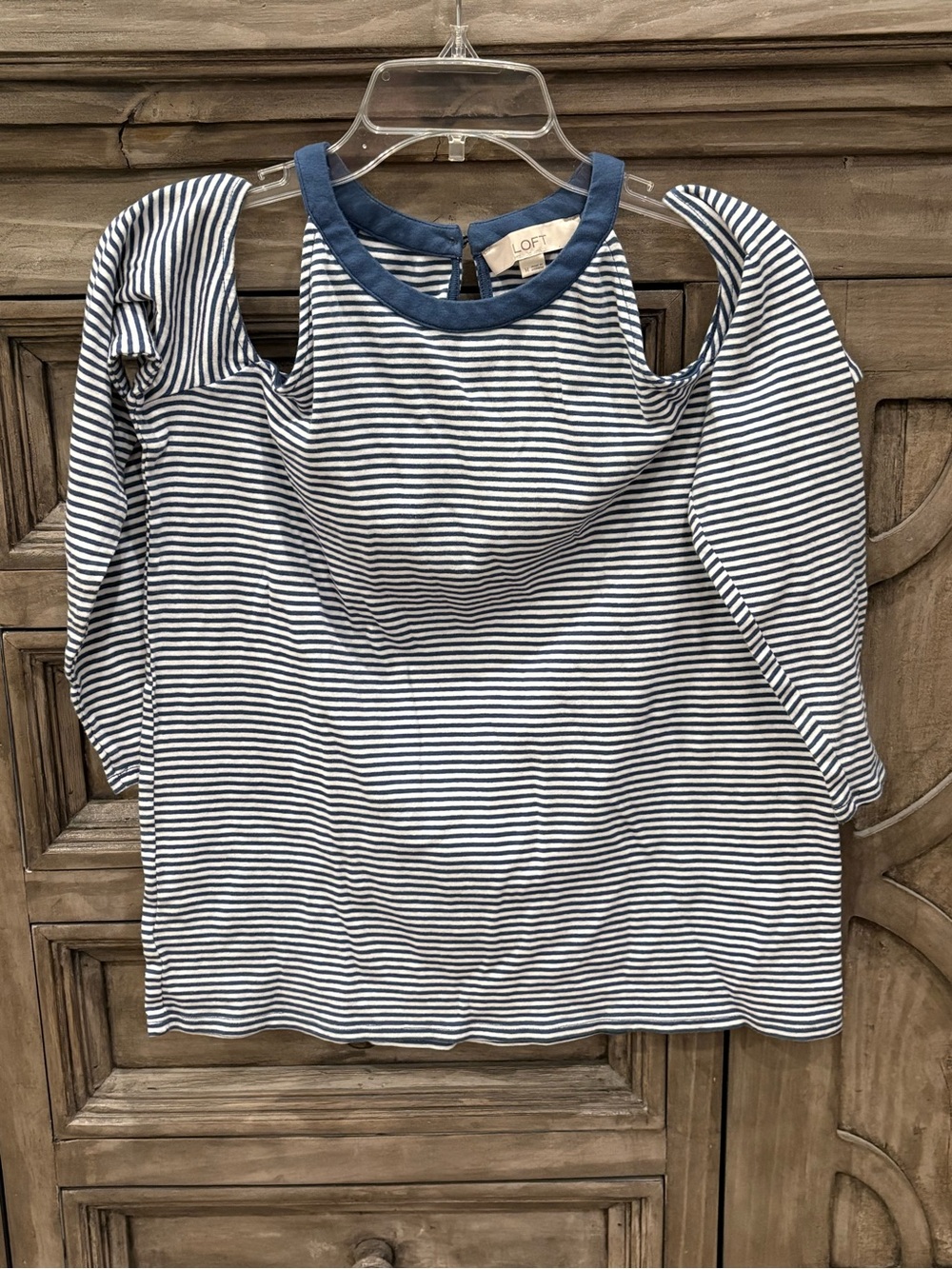 EUC Women’s LOFT Navy and White Striped 3/4 Sleeve Cold Shoulder Shirt (Medium)